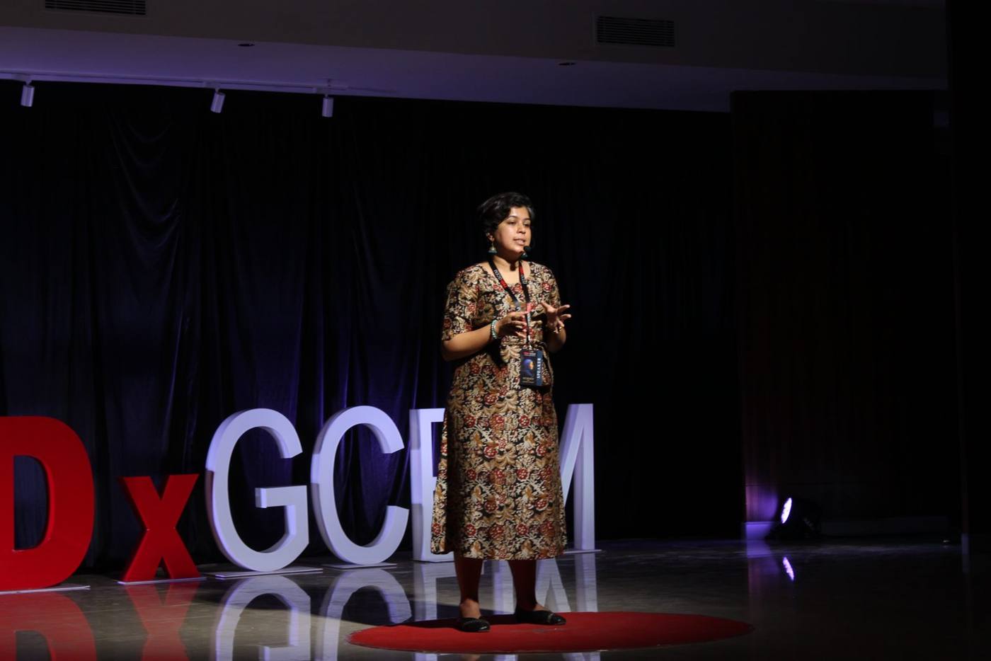 Sanjana Rathi hablando sobre el círculo rojo en TEDxGCEM
