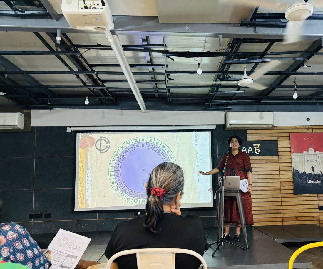 Sanjana Rathi presenta una rueda de cifrado en RAAH, Pune