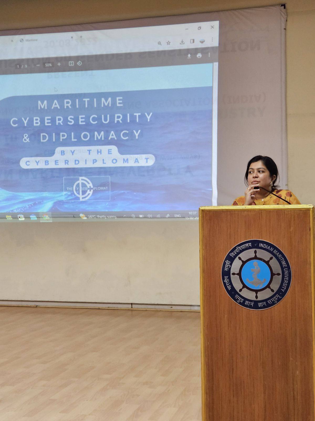 Sanjana Rathi en el podio de la Indian Maritime University