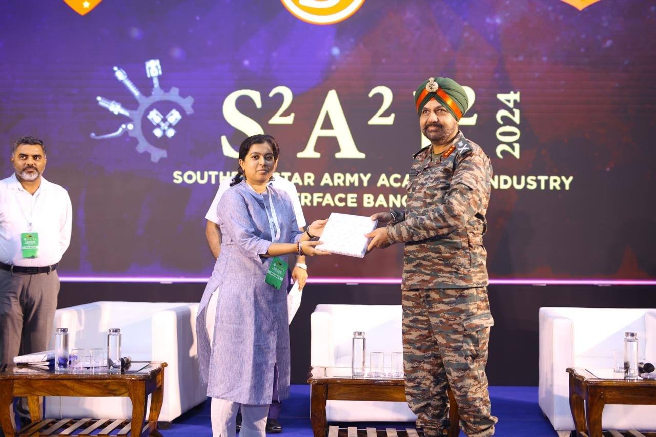 Sanjana Rathi recibe un obsequio conmemorativo de un alto oficial del Ejército en el S2A2I2 2024