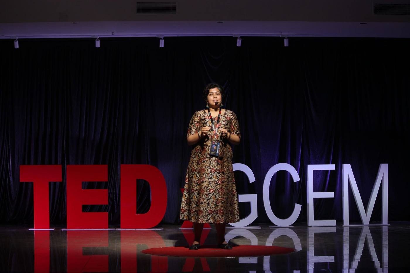 Sanjana Rathi durante su charla TEDx en TEDxGCEM