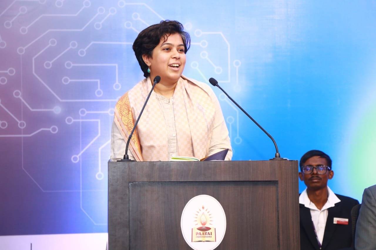 Sanjana Rathi se dirige al público en TECHFEST 2K25