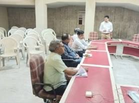 El facilitador expone ante los participantes en Petroleum House