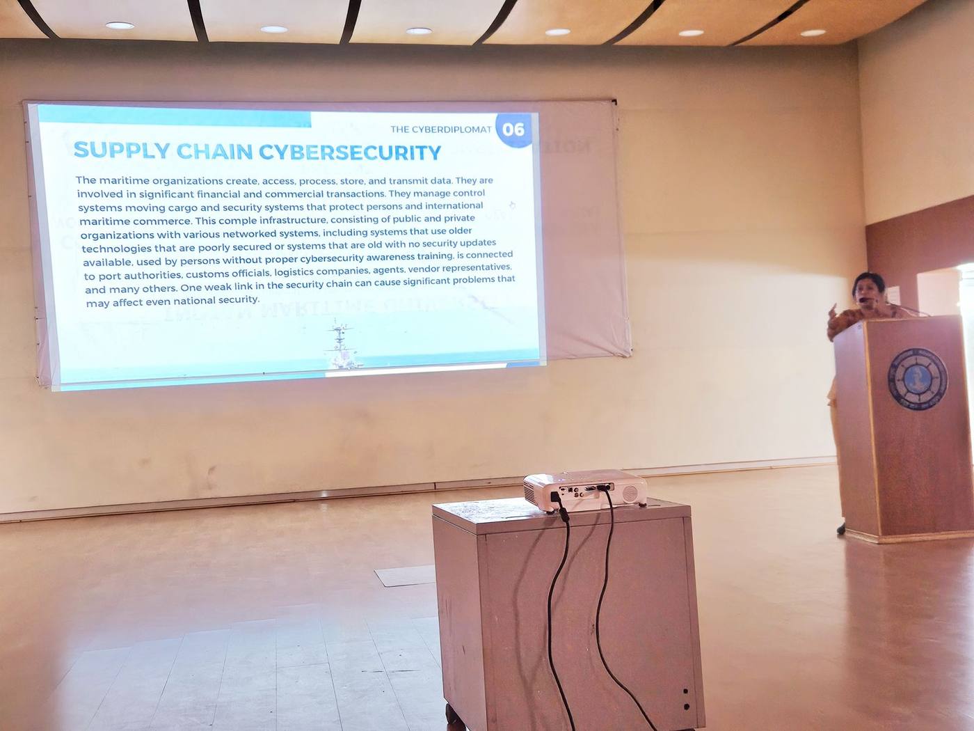 Diapositiva sobre ciberseguridad en la cadena de suministro presentada a los cadetes de IMU