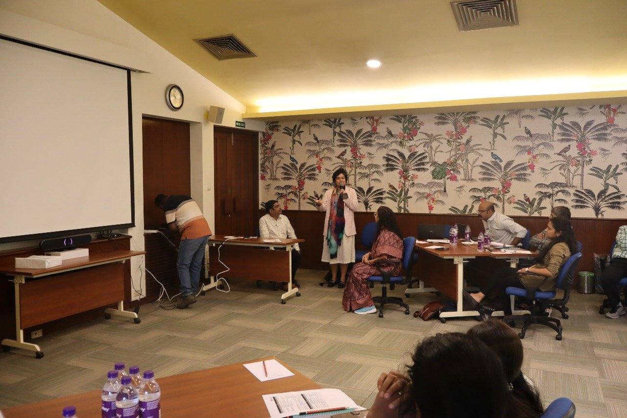 Sanjana Rathi dirige la capacitación en ciberpsicología para personal de ONG en Alibaug