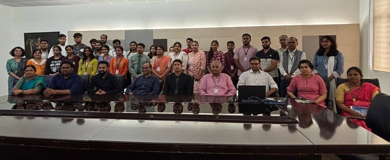 Miembros del CMRIT Innovation Council con docentes y estudiantes