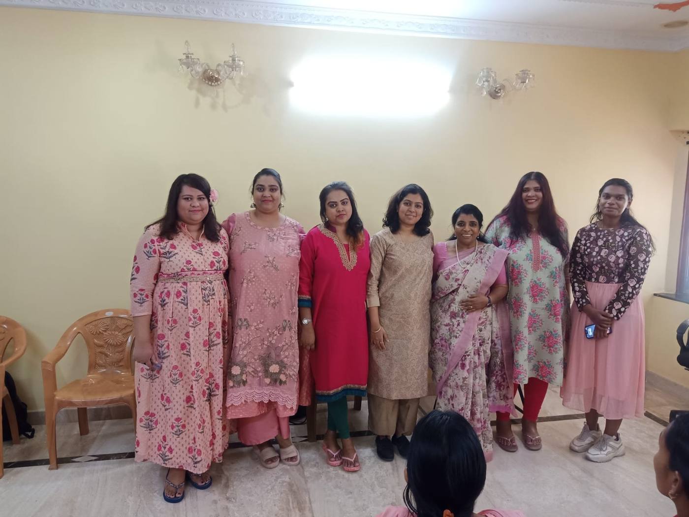 Sanjana Rathi con el equipo organizador del programa del Día de la Mujer
