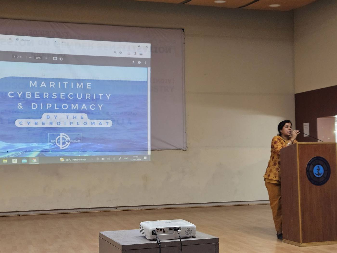 Sanjana Rathi presenta la diapositiva inicial, Maritime Cybersecurity & Diplomacy by The CyberDiplomat, en la Indian Maritime University