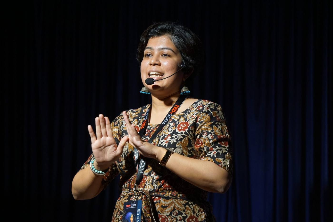 Sanjana Rathi en el escenario de TEDxGCEM
