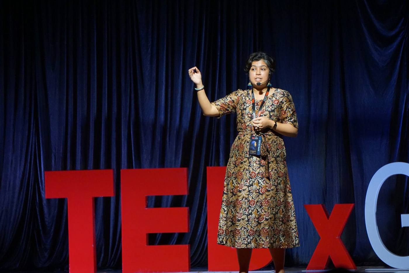 Sanjana Rathi junto a las letras de TEDxGCEM