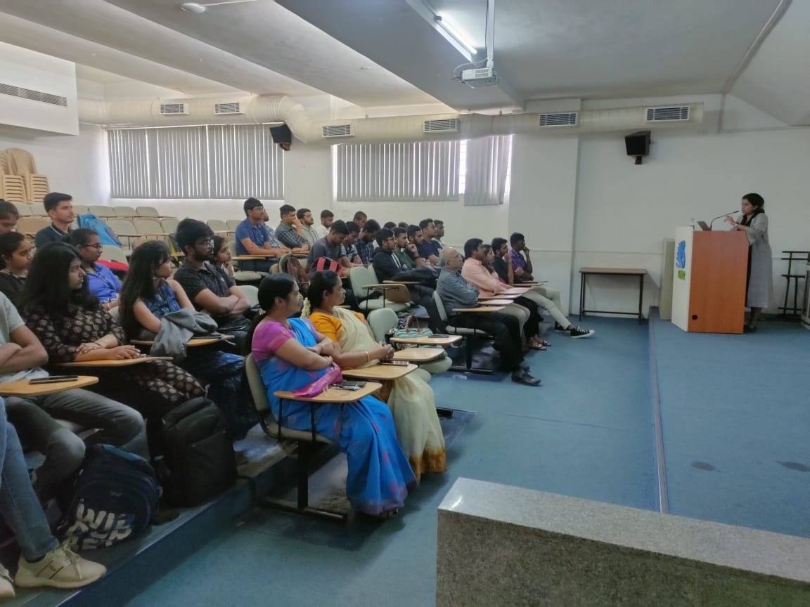 Sanjana Rathi se dirige a estudiantes y docentes en un aula de CMRIT