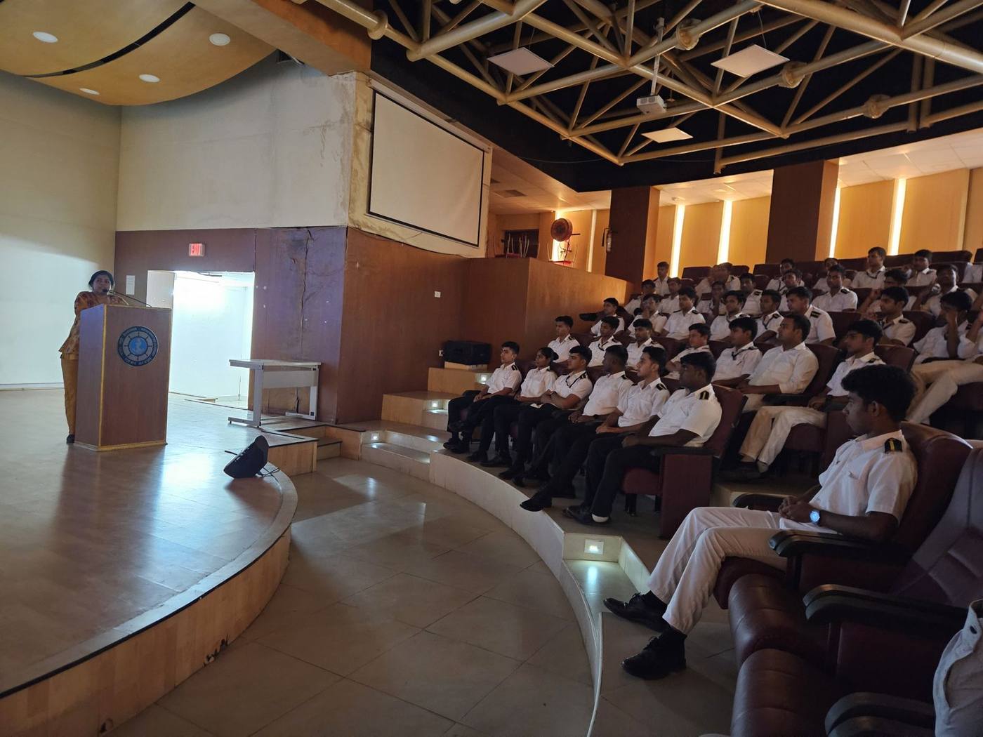 Sanjana Rathi se dirige a los cadetes de la Indian Maritime University, Chennai