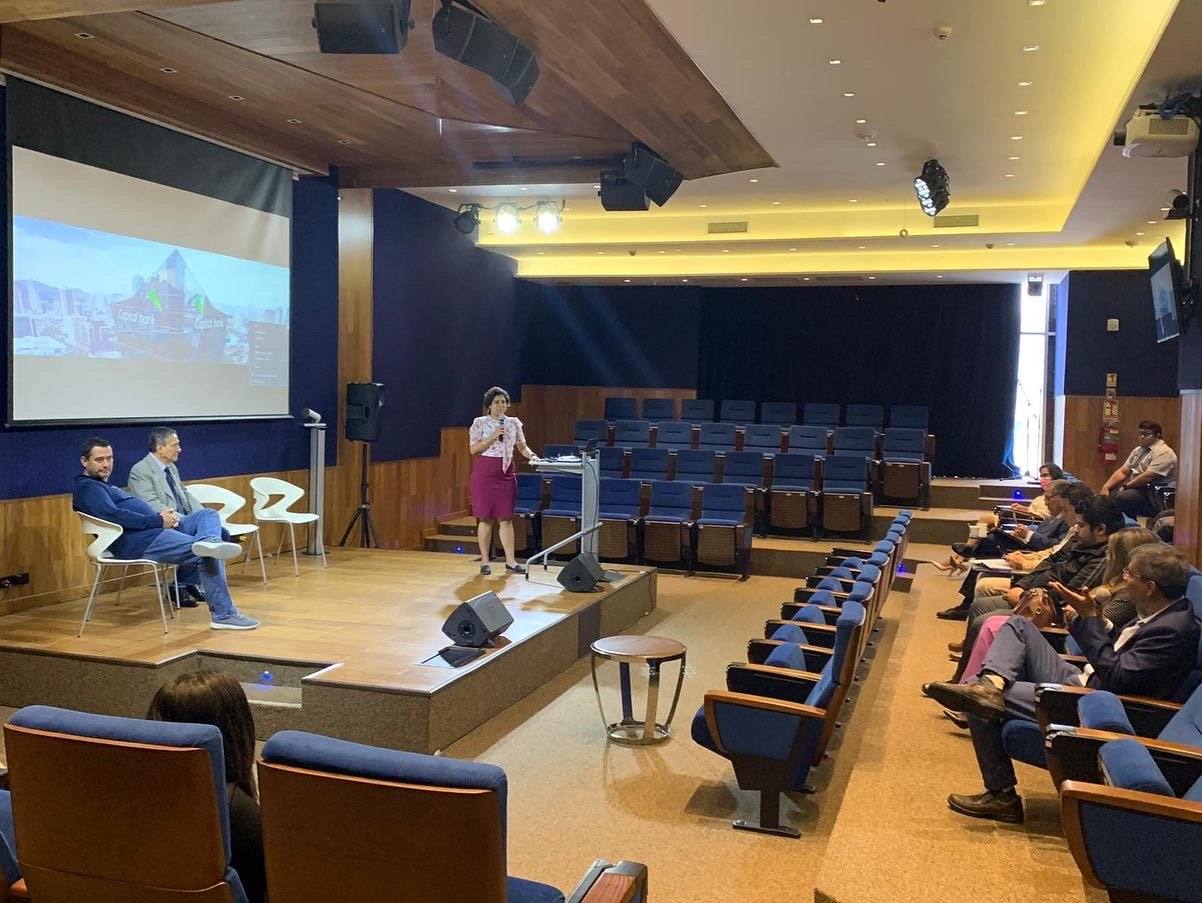 Sanjana Rathi se dirige a funcionarios en el auditorio de Capital Bank, Panamá