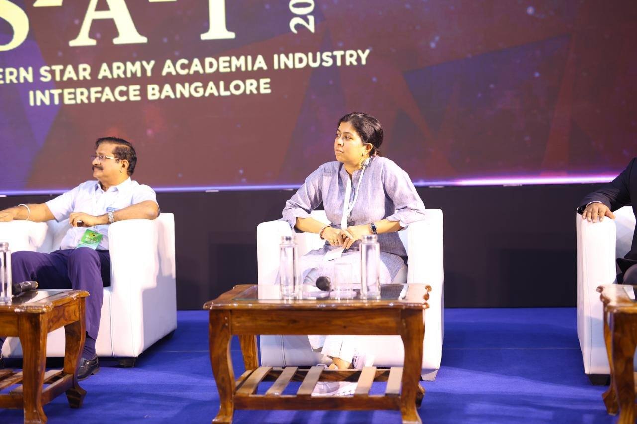 Sanjana Rathi sentada en el panel del S2A2I2 2024
