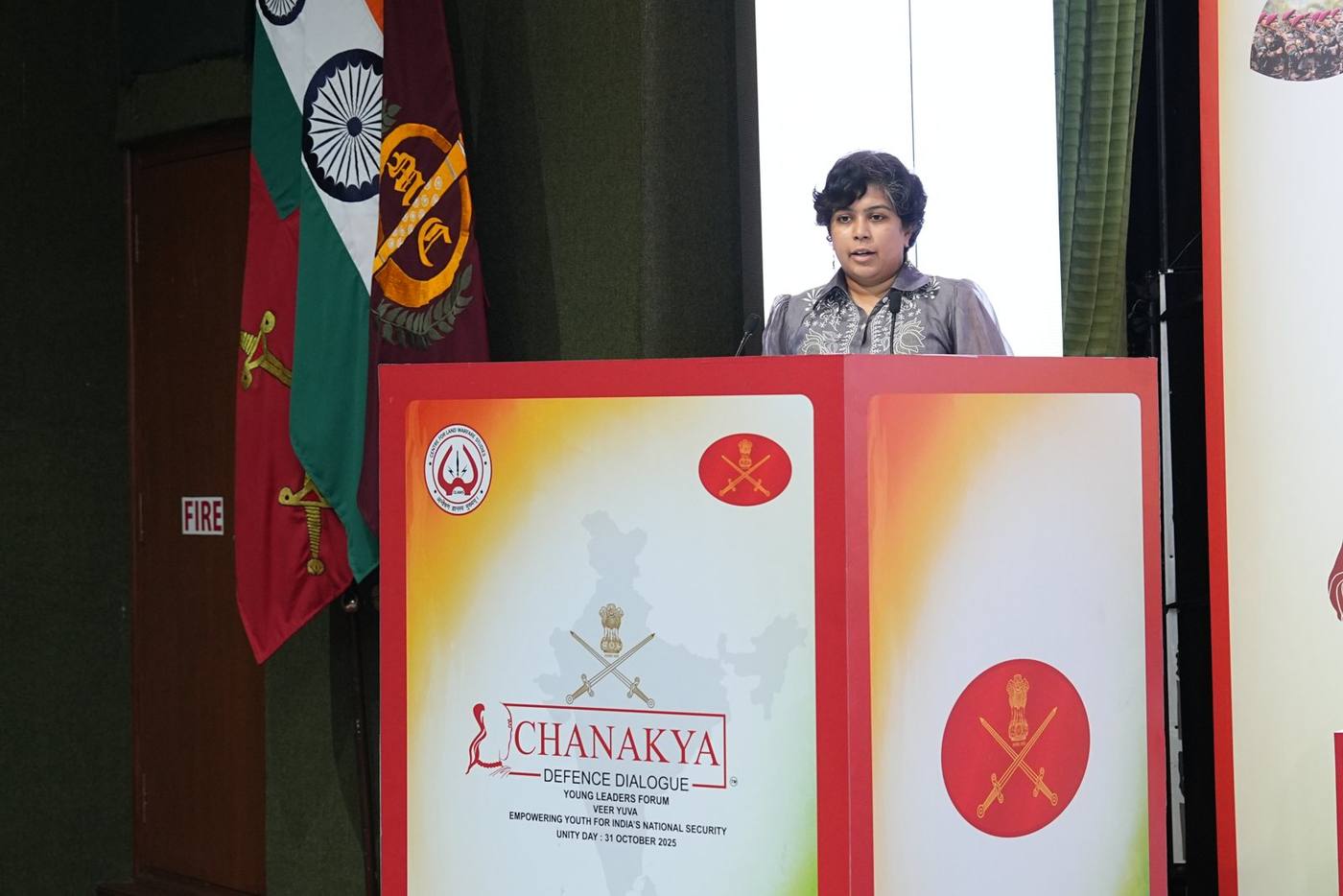 Sanjana Rathi en el podio del Chanakya Defence Dialogue
