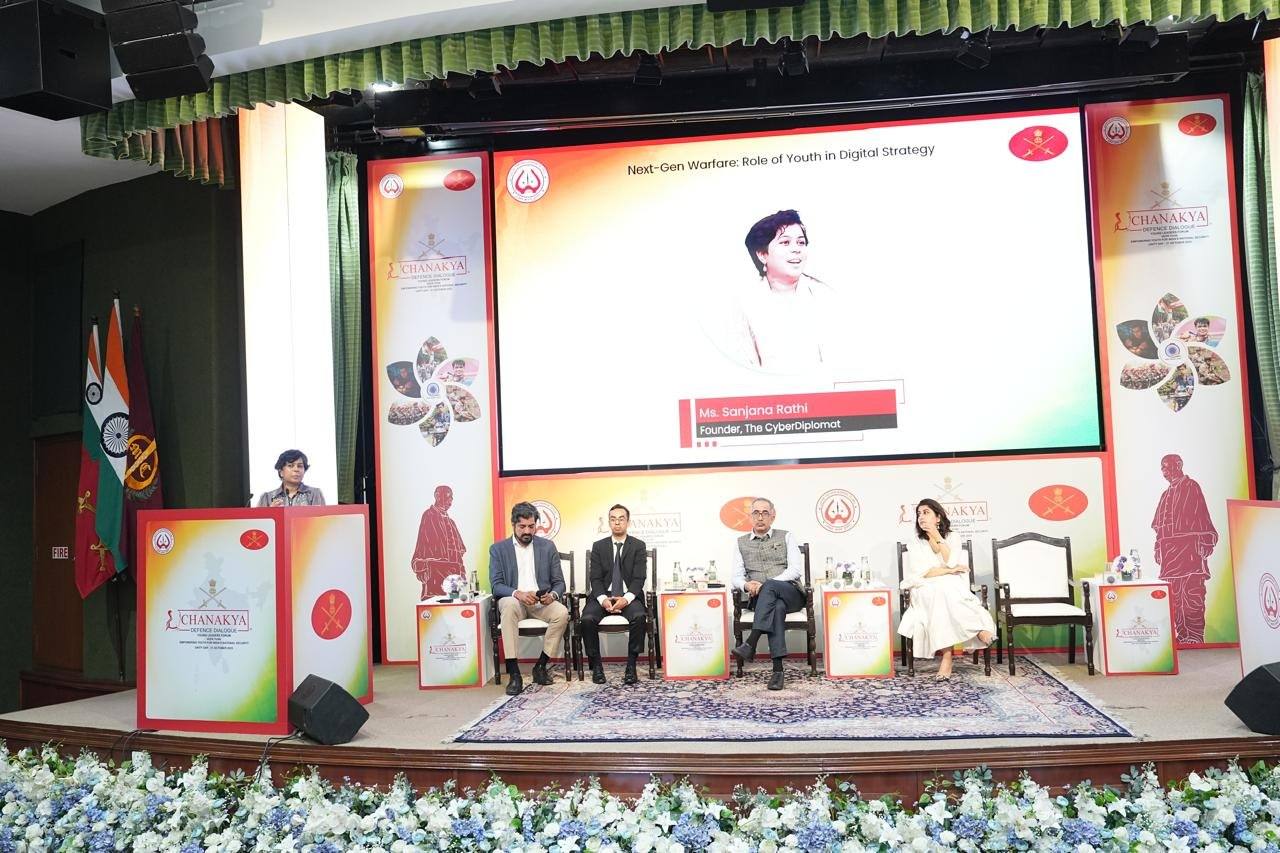Sanjana Rathi interviene en el Chanakya Defence Dialogue, con el título del panel, Next-Gen Warfare: Role of Youth in Digital Strategy, en pantalla