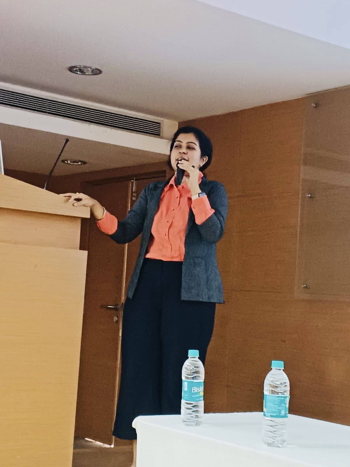 Sanjana Rathi imparte una sesión de concientización en ciberseguridad en NMIT en junio de 2025