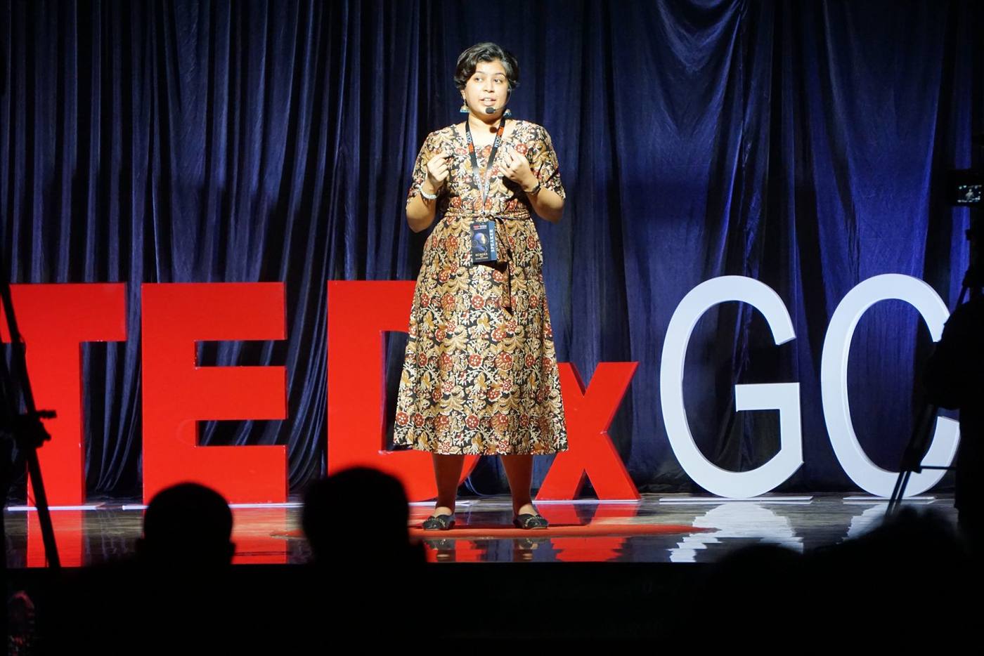 Sanjana Rathi en el escenario de TEDxGCEM con el público en primer plano
