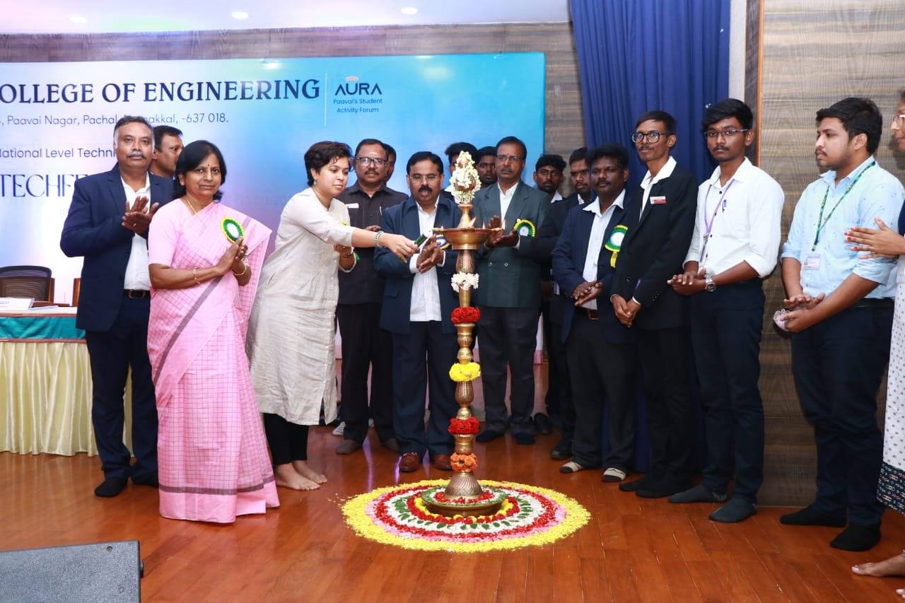 Sanjana Rathi enciende la lámpara ceremonial para inaugurar TECHFEST 2K25