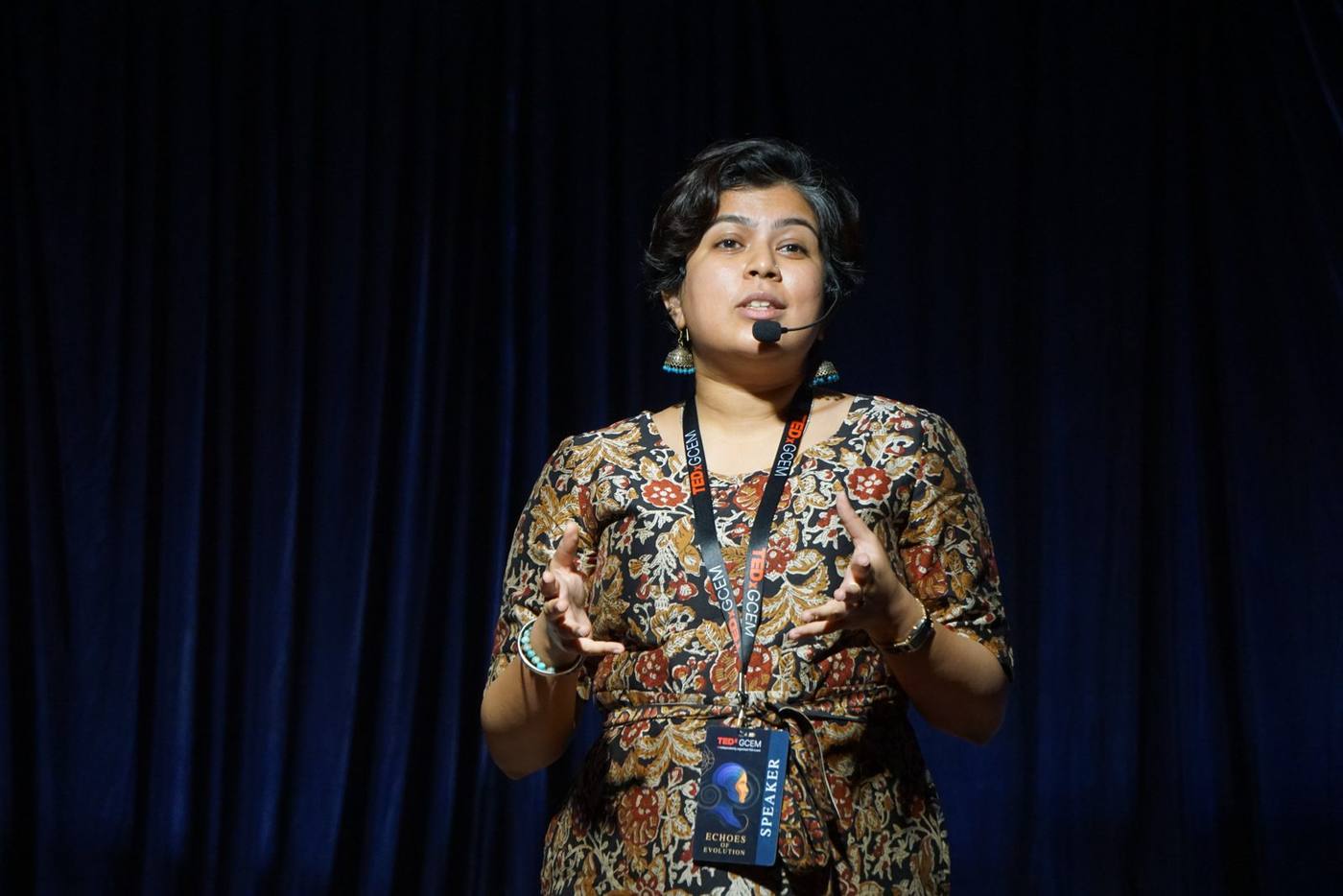 Sanjana Rathi durante su charla TEDx
