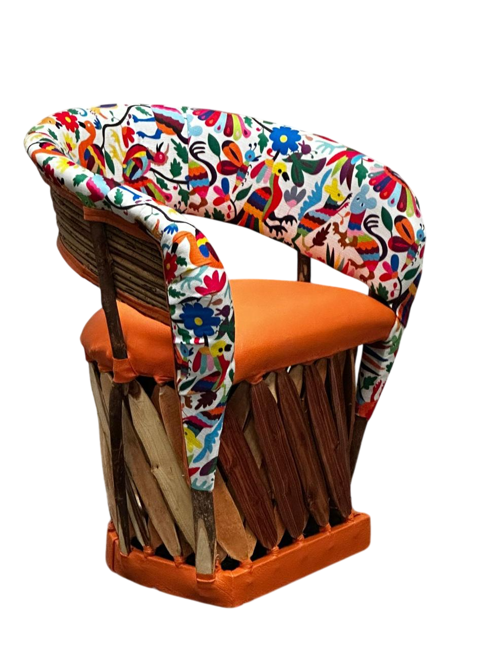 Plano detalle de asiento de equipal con cuero teñido en colores vivos