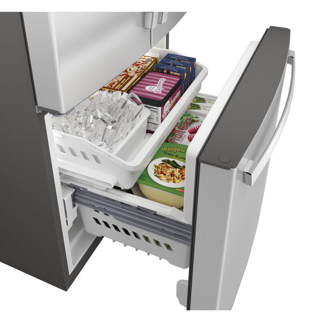 Miniatura: Refrigerador GE® ENERGY STAR® de 24.7 pies cúbicos con puertas francesas