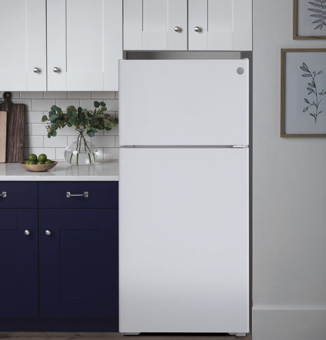 Miniatura: Refrigerador GE® ENERGY STAR® de 16.6 pies cúbicos con manija empotrada y congelador superior.