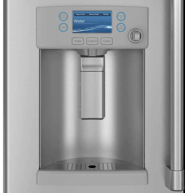 Miniatura: Refrigerador Café™ de 22.1 pies cúbicos, de profundidad central, con puertas francesas y agua caliente.