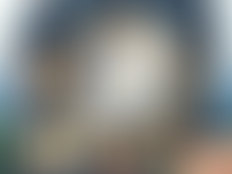 圖示一棟房屋,其窗戶可見一張「銷貨折讓證明單」露出,一張放大鏡由一隻看不見的手(代表國稅局)拿著,正專注於此文件,暗示嚴格審查。背景隱約可見相互連接的數據點網絡,象徵資訊的可追溯性。