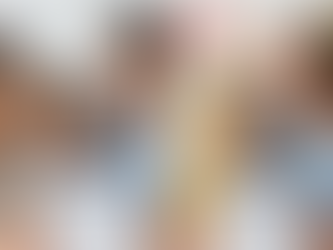 這張圖片呈現左右對比的畫面。左側,一對笑容溫暖的父母,正溫馨地將一份標示「Insurance Policy」(保險單)的文件遞給他們開心地笑著的孩子,象徵著愛與保障的禮物。右側,同樣的文件被一堆稅單、紅色「URGENT」(緊急)印章和掉落的金幣覆蓋,描繪出意想不到的稅務負擔。孩子臉上的表情從左側的喜悅轉為右側的驚訝和頓悟,突顯了最初善意與意料之外的稅務後果之間的強烈對比。