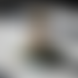 一張從高角度拍攝的特寫照片，中央是一個復古的金色沙漏，沙子正在快速流向底部，沙漏中清晰可見「2-YEAR LIMIT」的文字標籤。沙漏底部堆滿了美金鈔票、金幣和多份稅務表格。整個畫面採概念性風格，光線戲劇化，背景為現代簡約的白色桌面，暗示時間與稅務規劃的緊密關係。