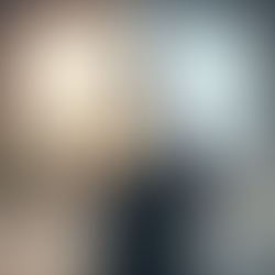 一個男人站在辦公室裡,臉上充滿驚訝。他手中握著一張彩券,彩券一半是「未來財富」的樂透,另一半卻是「應繳稅款」通知書。