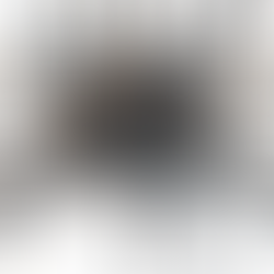 這張抽象插畫描繪了一位身著西裝的執行長(CEO)站在一個巨大而複雜的纏結繩結前。這個繩結由不同粗細和質地的繩索和電線組成,有些邊緣磨損,有些則緊密交織在一起,象徵著未解決的商業問題。執行長的身影相較於繩結顯得渺小,他背對著觀者,頭部微微向上傾斜,彷彿正在深思這個龐大的困境。畫風現代且簡潔,線條清晰,色彩柔和,背景中隱約可見的幾何形狀和線條暗示著商業圖表或數據,但沒有過於詳細的描繪。整體畫面營造出一種令人望而卻步、懸而未決的挑戰氛圍。