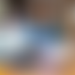 一個困惑的人坐在筆記型電腦前,螢幕上顯示著多個應用程式圖示與一份稅務表格,他手持放大鏡正在查看表格。一條藍色光線從電腦螢幕發出,連接到旁邊一個發亮的存錢筒,象徵數位服務費用與其稅務關係,營造出一個關於處理線上服務稅務問題的場景。