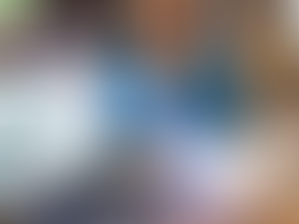 一個困惑的人坐在筆記型電腦前,螢幕上顯示著多個應用程式圖示與一份稅務表格,他手持放大鏡正在查看表格。一條藍色光線從電腦螢幕發出,連接到旁邊一個發亮的存錢筒,象徵數位服務費用與其稅務關係,營造出一個關於處理線上服務稅務問題的場景。