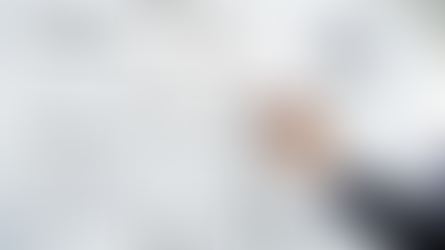 一隻穿著商務西裝的男性手臂正在白板上繪製詳細的專案路線圖。圖中包含多個箭頭、方框和標註「早期檢查點」的圓圈,顯示出複雜的規劃流程。右上角用藍色線條圈出「PRE-THINKING」(預先思考)和「PROACTIVE COMMUNICATION」(主動溝通)的字樣,明確點出提前規劃與溝通的重要性。背景是模糊的團隊成員,象徵協作環境。