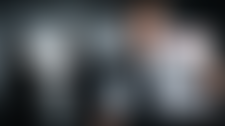 一位身穿深色西裝的男子,臉上帶著明顯的焦慮和不悅,一手高舉一份標示「PENALTY NOTICE」(罰單)的文件,另一手則拿著一份模糊的股票憑證。他的身後是模糊的家人剪影,隱約可見他們正在交換物品,暗示著這張罰單是源於一場家庭間的交易,強調未遵守法規可能帶來的負面影響。