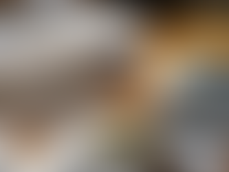 陽光下的房地產文件。畫面中,一疊用麻繩捆綁的房產契約和地契文件,旁邊放著一台計算機。一個放大鏡放在一份打開的契約上,光線從左側射入,強化了文件與物品的細節,給人專業、嚴謹與仔細的感覺。