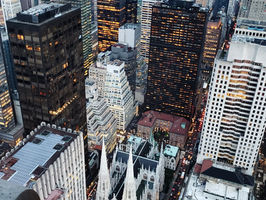Catedral de San Patricio y la 5ta. Avenida de Nueva York desde las alturas y al atardecer.