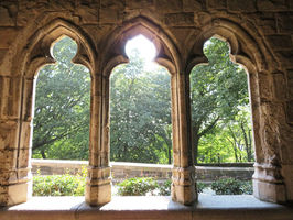 Una ventana medieval y un bosque en Nueva York