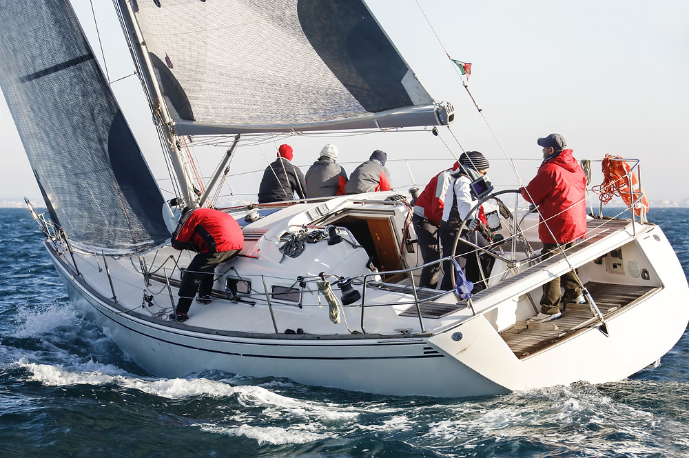 Der Artikel heißt: Alle Mitarbeiter an Deck: Eine Diskussion im Unternehmen ist noch lange keine Meuterei. Das Bild zeigt: ein Segelschiff im Sturm.