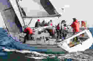 Der Artikel heißt: Alle Mitarbeiter an Deck: Eine Diskussion im Unternehmen ist noch lange keine Meuterei. Das Bild zeigt: ein Segelschiff im Sturm.