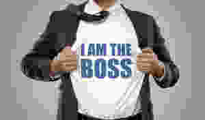 Der Blogbeitrag heißt: "Wer geht in Führung im führerlosen Betrieb?". Das Bild zeigt einen Mann im Anzug. Er reißt sich das weiße Hemd auf. Darunter kommt ein T-Shirt zum Vorschein mit der Aufschrift: I am the boss.