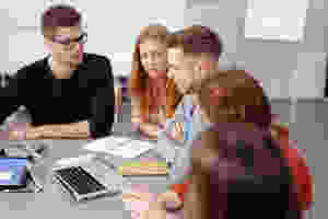 Der Artikel heißt: Wichtige Entscheidungen sind für alle da. Das Bild zeigt fünf junge Menschen die vor einem Laptop arbeiten.