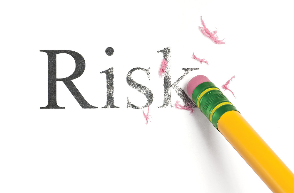 Der Artikel heißt: Firma gefährdet? Eigenverantwortung im Unternehmen. Das Bild zeigt das Radiergummi-Ende eines Bleistift, mit dem der Schriftzug Risk ausradiert wird
