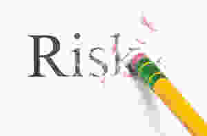 Der Artikel heißt: Firma gefährdet? Eigenverantwortung im Unternehmen. Das Bild zeigt das Radiergummi-Ende eines Bleistift, mit dem der Schriftzug Risk ausradiert wird
