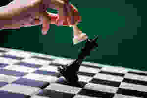 Der Beitrag heißt: „Wissen ist Macht – und muss deshalb geteilt werden!“ Das Bild zeigt eine Hand, die mit einer weißen Schachfigur eine schwarze Schachfigur umwirft.