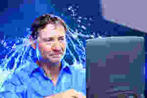 Der Artikel heißt: Manchmal braucht es eine kalte Dusche, um klar zu sehen. Das Bild zeigt einen Mitarbeiter, der eine kalte Dusche abbekommt.