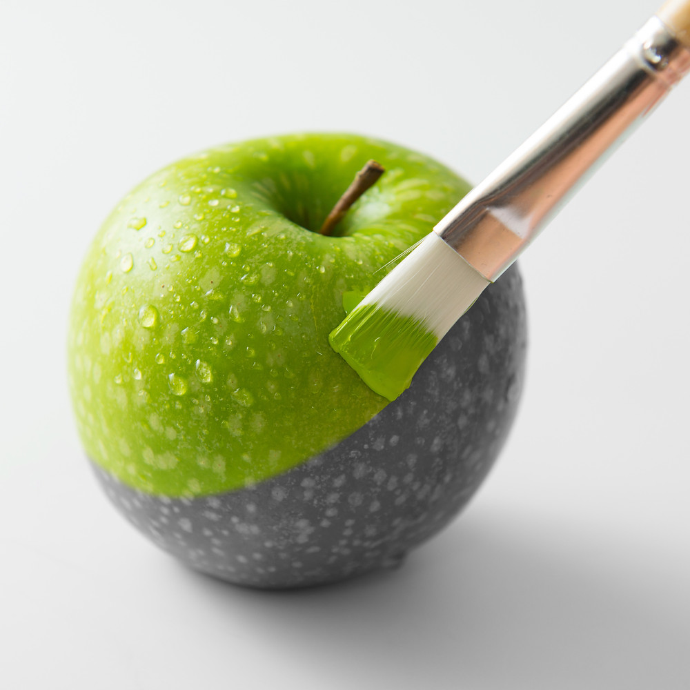 Der Beitrag heißt: "Hunger ist der beste Koch - Wann sich Ihre Unternehmenstransformation auszahlt". Das Bild zeigt einen Apfel, der mit einem Pinsel grün bemalt wird.