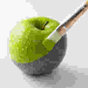 Der Beitrag heißt: "Hunger ist der beste Koch - Wann sich Ihre Unternehmenstransformation auszahlt". Das Bild zeigt einen Apfel, der mit einem Pinsel grün bemalt wird.